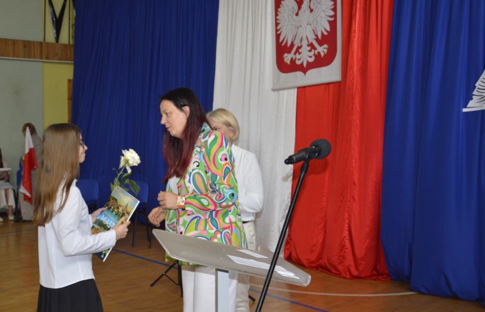 27 czerwca 2025 roku w odbyła się uroczystość zakończenia roku szkolnego, która była pełna wzruszeń i radości. 
Podczas uroczystości nie zabrakło serdecznych podziękowań dla wszystkich, którzy przyczynili się do sukcesu mijającego roku szkolnego. Uczniowie otrzymali gratulacje za ich ciężką pracę i osiągnięcia. Podkreślono, jak ważne jest ich zaangażowanie i chęć nauki. Nauczyciele zostali uhonorowani za ich poświęcenie i wsparcie, które każdego dnia umożliwia młodym ludziom rozwój. Administracja i obsługa szkoły otrzymały podziękowania za ich nieocenioną pracę, która często odbywa się w cieniu, ale jest kluczowa dla funkcjonowania szkoły. Rodzice zostali docenieni za współpracę i wsparcie, które są niezbędne dla osiągania wspólnych celów edukacyjnych.
Podczas uroczystości wręczono nagrody wyróżnionym uczniom, którzy wykazali się szczególnymi osiągnięciami w nauce oraz działalności pozalekcyjnej. Ich determinacja i pasja zostały nagrodzone gromkimi brawami. 
Na uroczystości mieliśmy zaszczyt gościć: Przewodniczącą Rady Rodziców – panią Annę Szymanek, Zastępcę Rady Rodziców – panią Monikę Cendrowską, Skarbnika Rady Rodziców – panią Annę Szarszunowicz oraz Przewodniczącego Rady Miasta – pana Bogdana Pobiarżyn. Ich obecność była dla nas wielkim honorem i dowodem na to, jak ważna jest współpraca między szkołą a społecznością lokalną.
Organizacją tego wyjątkowego dnia zajęła się klasa 5a, która zadbała o każdy szczegół wydarzenia. Uroczystość uświetnił występ szkolnego chóru pod kierunkiem pani Iwony Matukiewicz, który wykonał kilka utworów, wprowadzając wszystkich w podniosły nastrój. Ich talent i zaangażowanie zostały docenione przez wszystkich obecnych. 
Uroczystość zakończenia roku szkolnego była nie tylko momentem podsumowania, ale także okazją do wyrażenia wdzięczności i zacieśnienia więzi w społeczności szkolnej. To był wspaniały dzień, który na długo pozostanie w naszej pamięci.
