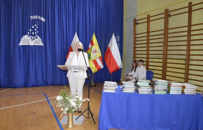 27 czerwca 2025 roku w odbyła się uroczystość zakończenia roku szkolnego, która była pełna wzruszeń i radości. 
Podczas uroczystości nie zabrakło serdecznych podziękowań dla wszystkich, którzy przyczynili się do sukcesu mijającego roku szkolnego. Uczniowie otrzymali gratulacje za ich ciężką pracę i osiągnięcia. Podkreślono, jak ważne jest ich zaangażowanie i chęć nauki. Nauczyciele zostali uhonorowani za ich poświęcenie i wsparcie, które każdego dnia umożliwia młodym ludziom rozwój. Administracja i obsługa szkoły otrzymały podziękowania za ich nieocenioną pracę, która często odbywa się w cieniu, ale jest kluczowa dla funkcjonowania szkoły. Rodzice zostali docenieni za współpracę i wsparcie, które są niezbędne dla osiągania wspólnych celów edukacyjnych.
Podczas uroczystości wręczono nagrody wyróżnionym uczniom, którzy wykazali się szczególnymi osiągnięciami w nauce oraz działalności pozalekcyjnej. Ich determinacja i pasja zostały nagrodzone gromkimi brawami. 
Na uroczystości mieliśmy zaszczyt gościć: Przewodniczącą Rady Rodziców – panią Annę Szymanek, Zastępcę Rady Rodziców – panią Monikę Cendrowską, Skarbnika Rady Rodziców – panią Annę Szarszunowicz oraz Przewodniczącego Rady Miasta – pana Bogdana Pobiarżyn. Ich obecność była dla nas wielkim honorem i dowodem na to, jak ważna jest współpraca między szkołą a społecznością lokalną.
Organizacją tego wyjątkowego dnia zajęła się klasa 5a, która zadbała o każdy szczegół wydarzenia. Uroczystość uświetnił występ szkolnego chóru pod kierunkiem pani Iwony Matukiewicz, który wykonał kilka utworów, wprowadzając wszystkich w podniosły nastrój. Ich talent i zaangażowanie zostały docenione przez wszystkich obecnych. 
Uroczystość zakończenia roku szkolnego była nie tylko momentem podsumowania, ale także okazją do wyrażenia wdzięczności i zacieśnienia więzi w społeczności szkolnej. To był wspaniały dzień, który na długo pozostanie w naszej pamięci.
