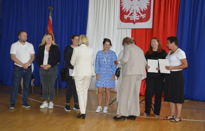 27 czerwca 2025 roku w odbyła się uroczystość zakończenia roku szkolnego, która była pełna wzruszeń i radości. 
Podczas uroczystości nie zabrakło serdecznych podziękowań dla wszystkich, którzy przyczynili się do sukcesu mijającego roku szkolnego. Uczniowie otrzymali gratulacje za ich ciężką pracę i osiągnięcia. Podkreślono, jak ważne jest ich zaangażowanie i chęć nauki. Nauczyciele zostali uhonorowani za ich poświęcenie i wsparcie, które każdego dnia umożliwia młodym ludziom rozwój. Administracja i obsługa szkoły otrzymały podziękowania za ich nieocenioną pracę, która często odbywa się w cieniu, ale jest kluczowa dla funkcjonowania szkoły. Rodzice zostali docenieni za współpracę i wsparcie, które są niezbędne dla osiągania wspólnych celów edukacyjnych.
Podczas uroczystości wręczono nagrody wyróżnionym uczniom, którzy wykazali się szczególnymi osiągnięciami w nauce oraz działalności pozalekcyjnej. Ich determinacja i pasja zostały nagrodzone gromkimi brawami. 
Na uroczystości mieliśmy zaszczyt gościć: Przewodniczącą Rady Rodziców – panią Annę Szymanek, Zastępcę Rady Rodziców – panią Monikę Cendrowską, Skarbnika Rady Rodziców – panią Annę Szarszunowicz oraz Przewodniczącego Rady Miasta – pana Bogdana Pobiarżyn. Ich obecność była dla nas wielkim honorem i dowodem na to, jak ważna jest współpraca między szkołą a społecznością lokalną.
Organizacją tego wyjątkowego dnia zajęła się klasa 5a, która zadbała o każdy szczegół wydarzenia. Uroczystość uświetnił występ szkolnego chóru pod kierunkiem pani Iwony Matukiewicz, który wykonał kilka utworów, wprowadzając wszystkich w podniosły nastrój. Ich talent i zaangażowanie zostały docenione przez wszystkich obecnych. 
Uroczystość zakończenia roku szkolnego była nie tylko momentem podsumowania, ale także okazją do wyrażenia wdzięczności i zacieśnienia więzi w społeczności szkolnej. To był wspaniały dzień, który na długo pozostanie w naszej pamięci.
