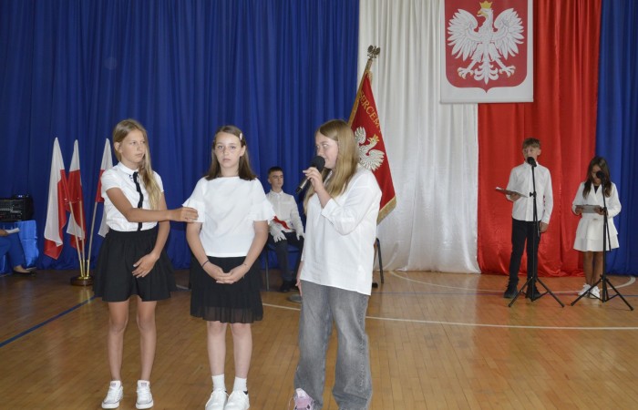 27 czerwca 2025 roku w odbyła się uroczystość zakończenia roku szkolnego, która była pełna wzruszeń i radości. 
Podczas uroczystości nie zabrakło serdecznych podziękowań dla wszystkich, którzy przyczynili się do sukcesu mijającego roku szkolnego. Uczniowie otrzymali gratulacje za ich ciężką pracę i osiągnięcia. Podkreślono, jak ważne jest ich zaangażowanie i chęć nauki. Nauczyciele zostali uhonorowani za ich poświęcenie i wsparcie, które każdego dnia umożliwia młodym ludziom rozwój. Administracja i obsługa szkoły otrzymały podziękowania za ich nieocenioną pracę, która często odbywa się w cieniu, ale jest kluczowa dla funkcjonowania szkoły. Rodzice zostali docenieni za współpracę i wsparcie, które są niezbędne dla osiągania wspólnych celów edukacyjnych.
Podczas uroczystości wręczono nagrody wyróżnionym uczniom, którzy wykazali się szczególnymi osiągnięciami w nauce oraz działalności pozalekcyjnej. Ich determinacja i pasja zostały nagrodzone gromkimi brawami. 
Na uroczystości mieliśmy zaszczyt gościć: Przewodniczącą Rady Rodziców – panią Annę Szymanek, Zastępcę Rady Rodziców – panią Monikę Cendrowską, Skarbnika Rady Rodziców – panią Annę Szarszunowicz oraz Przewodniczącego Rady Miasta – pana Bogdana Pobiarżyn. Ich obecność była dla nas wielkim honorem i dowodem na to, jak ważna jest współpraca między szkołą a społecznością lokalną.
Organizacją tego wyjątkowego dnia zajęła się klasa 5a, która zadbała o każdy szczegół wydarzenia. Uroczystość uświetnił występ szkolnego chóru pod kierunkiem pani Iwony Matukiewicz, który wykonał kilka utworów, wprowadzając wszystkich w podniosły nastrój. Ich talent i zaangażowanie zostały docenione przez wszystkich obecnych. 
Uroczystość zakończenia roku szkolnego była nie tylko momentem podsumowania, ale także okazją do wyrażenia wdzięczności i zacieśnienia więzi w społeczności szkolnej. To był wspaniały dzień, który na długo pozostanie w naszej pamięci.
