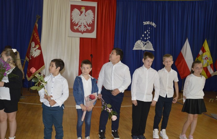 27 czerwca 2025 roku w odbyła się uroczystość zakończenia roku szkolnego, która była pełna wzruszeń i radości. 
Podczas uroczystości nie zabrakło serdecznych podziękowań dla wszystkich, którzy przyczynili się do sukcesu mijającego roku szkolnego. Uczniowie otrzymali gratulacje za ich ciężką pracę i osiągnięcia. Podkreślono, jak ważne jest ich zaangażowanie i chęć nauki. Nauczyciele zostali uhonorowani za ich poświęcenie i wsparcie, które każdego dnia umożliwia młodym ludziom rozwój. Administracja i obsługa szkoły otrzymały podziękowania za ich nieocenioną pracę, która często odbywa się w cieniu, ale jest kluczowa dla funkcjonowania szkoły. Rodzice zostali docenieni za współpracę i wsparcie, które są niezbędne dla osiągania wspólnych celów edukacyjnych.
Podczas uroczystości wręczono nagrody wyróżnionym uczniom, którzy wykazali się szczególnymi osiągnięciami w nauce oraz działalności pozalekcyjnej. Ich determinacja i pasja zostały nagrodzone gromkimi brawami. 
Na uroczystości mieliśmy zaszczyt gościć: Przewodniczącą Rady Rodziców – panią Annę Szymanek, Zastępcę Rady Rodziców – panią Monikę Cendrowską, Skarbnika Rady Rodziców – panią Annę Szarszunowicz oraz Przewodniczącego Rady Miasta – pana Bogdana Pobiarżyn. Ich obecność była dla nas wielkim honorem i dowodem na to, jak ważna jest współpraca między szkołą a społecznością lokalną.
Organizacją tego wyjątkowego dnia zajęła się klasa 5a, która zadbała o każdy szczegół wydarzenia. Uroczystość uświetnił występ szkolnego chóru pod kierunkiem pani Iwony Matukiewicz, który wykonał kilka utworów, wprowadzając wszystkich w podniosły nastrój. Ich talent i zaangażowanie zostały docenione przez wszystkich obecnych. 
Uroczystość zakończenia roku szkolnego była nie tylko momentem podsumowania, ale także okazją do wyrażenia wdzięczności i zacieśnienia więzi w społeczności szkolnej. To był wspaniały dzień, który na długo pozostanie w naszej pamięci.
