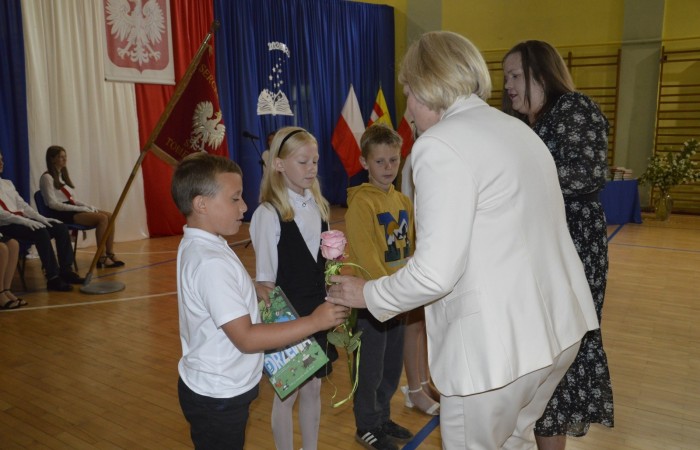 27 czerwca 2025 roku w odbyła się uroczystość zakończenia roku szkolnego, która była pełna wzruszeń i radości. 
Podczas uroczystości nie zabrakło serdecznych podziękowań dla wszystkich, którzy przyczynili się do sukcesu mijającego roku szkolnego. Uczniowie otrzymali gratulacje za ich ciężką pracę i osiągnięcia. Podkreślono, jak ważne jest ich zaangażowanie i chęć nauki. Nauczyciele zostali uhonorowani za ich poświęcenie i wsparcie, które każdego dnia umożliwia młodym ludziom rozwój. Administracja i obsługa szkoły otrzymały podziękowania za ich nieocenioną pracę, która często odbywa się w cieniu, ale jest kluczowa dla funkcjonowania szkoły. Rodzice zostali docenieni za współpracę i wsparcie, które są niezbędne dla osiągania wspólnych celów edukacyjnych.
Podczas uroczystości wręczono nagrody wyróżnionym uczniom, którzy wykazali się szczególnymi osiągnięciami w nauce oraz działalności pozalekcyjnej. Ich determinacja i pasja zostały nagrodzone gromkimi brawami. 
Na uroczystości mieliśmy zaszczyt gościć: Przewodniczącą Rady Rodziców – panią Annę Szymanek, Zastępcę Rady Rodziców – panią Monikę Cendrowską, Skarbnika Rady Rodziców – panią Annę Szarszunowicz oraz Przewodniczącego Rady Miasta – pana Bogdana Pobiarżyn. Ich obecność była dla nas wielkim honorem i dowodem na to, jak ważna jest współpraca między szkołą a społecznością lokalną.
Organizacją tego wyjątkowego dnia zajęła się klasa 5a, która zadbała o każdy szczegół wydarzenia. Uroczystość uświetnił występ szkolnego chóru pod kierunkiem pani Iwony Matukiewicz, który wykonał kilka utworów, wprowadzając wszystkich w podniosły nastrój. Ich talent i zaangażowanie zostały docenione przez wszystkich obecnych. 
Uroczystość zakończenia roku szkolnego była nie tylko momentem podsumowania, ale także okazją do wyrażenia wdzięczności i zacieśnienia więzi w społeczności szkolnej. To był wspaniały dzień, który na długo pozostanie w naszej pamięci.
