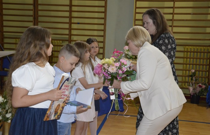 27 czerwca 2025 roku w odbyła się uroczystość zakończenia roku szkolnego, która była pełna wzruszeń i radości. 
Podczas uroczystości nie zabrakło serdecznych podziękowań dla wszystkich, którzy przyczynili się do sukcesu mijającego roku szkolnego. Uczniowie otrzymali gratulacje za ich ciężką pracę i osiągnięcia. Podkreślono, jak ważne jest ich zaangażowanie i chęć nauki. Nauczyciele zostali uhonorowani za ich poświęcenie i wsparcie, które każdego dnia umożliwia młodym ludziom rozwój. Administracja i obsługa szkoły otrzymały podziękowania za ich nieocenioną pracę, która często odbywa się w cieniu, ale jest kluczowa dla funkcjonowania szkoły. Rodzice zostali docenieni za współpracę i wsparcie, które są niezbędne dla osiągania wspólnych celów edukacyjnych.
Podczas uroczystości wręczono nagrody wyróżnionym uczniom, którzy wykazali się szczególnymi osiągnięciami w nauce oraz działalności pozalekcyjnej. Ich determinacja i pasja zostały nagrodzone gromkimi brawami. 
Na uroczystości mieliśmy zaszczyt gościć: Przewodniczącą Rady Rodziców – panią Annę Szymanek, Zastępcę Rady Rodziców – panią Monikę Cendrowską, Skarbnika Rady Rodziców – panią Annę Szarszunowicz oraz Przewodniczącego Rady Miasta – pana Bogdana Pobiarżyn. Ich obecność była dla nas wielkim honorem i dowodem na to, jak ważna jest współpraca między szkołą a społecznością lokalną.
Organizacją tego wyjątkowego dnia zajęła się klasa 5a, która zadbała o każdy szczegół wydarzenia. Uroczystość uświetnił występ szkolnego chóru pod kierunkiem pani Iwony Matukiewicz, który wykonał kilka utworów, wprowadzając wszystkich w podniosły nastrój. Ich talent i zaangażowanie zostały docenione przez wszystkich obecnych. 
Uroczystość zakończenia roku szkolnego była nie tylko momentem podsumowania, ale także okazją do wyrażenia wdzięczności i zacieśnienia więzi w społeczności szkolnej. To był wspaniały dzień, który na długo pozostanie w naszej pamięci.
