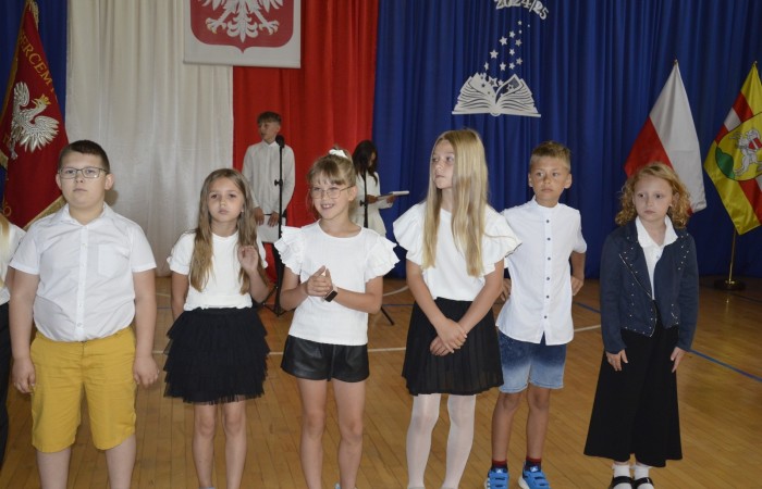 27 czerwca 2025 roku w odbyła się uroczystość zakończenia roku szkolnego, która była pełna wzruszeń i radości. 
Podczas uroczystości nie zabrakło serdecznych podziękowań dla wszystkich, którzy przyczynili się do sukcesu mijającego roku szkolnego. Uczniowie otrzymali gratulacje za ich ciężką pracę i osiągnięcia. Podkreślono, jak ważne jest ich zaangażowanie i chęć nauki. Nauczyciele zostali uhonorowani za ich poświęcenie i wsparcie, które każdego dnia umożliwia młodym ludziom rozwój. Administracja i obsługa szkoły otrzymały podziękowania za ich nieocenioną pracę, która często odbywa się w cieniu, ale jest kluczowa dla funkcjonowania szkoły. Rodzice zostali docenieni za współpracę i wsparcie, które są niezbędne dla osiągania wspólnych celów edukacyjnych.
Podczas uroczystości wręczono nagrody wyróżnionym uczniom, którzy wykazali się szczególnymi osiągnięciami w nauce oraz działalności pozalekcyjnej. Ich determinacja i pasja zostały nagrodzone gromkimi brawami. 
Na uroczystości mieliśmy zaszczyt gościć: Przewodniczącą Rady Rodziców – panią Annę Szymanek, Zastępcę Rady Rodziców – panią Monikę Cendrowską, Skarbnika Rady Rodziców – panią Annę Szarszunowicz oraz Przewodniczącego Rady Miasta – pana Bogdana Pobiarżyn. Ich obecność była dla nas wielkim honorem i dowodem na to, jak ważna jest współpraca między szkołą a społecznością lokalną.
Organizacją tego wyjątkowego dnia zajęła się klasa 5a, która zadbała o każdy szczegół wydarzenia. Uroczystość uświetnił występ szkolnego chóru pod kierunkiem pani Iwony Matukiewicz, który wykonał kilka utworów, wprowadzając wszystkich w podniosły nastrój. Ich talent i zaangażowanie zostały docenione przez wszystkich obecnych. 
Uroczystość zakończenia roku szkolnego była nie tylko momentem podsumowania, ale także okazją do wyrażenia wdzięczności i zacieśnienia więzi w społeczności szkolnej. To był wspaniały dzień, który na długo pozostanie w naszej pamięci.
