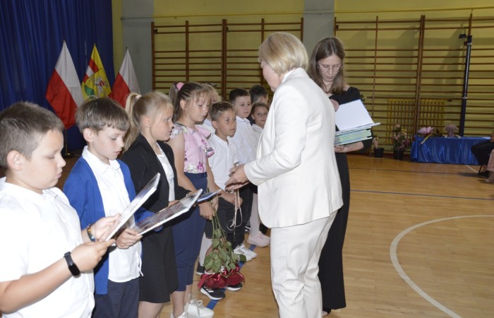 27 czerwca 2025 roku w odbyła się uroczystość zakończenia roku szkolnego, która była pełna wzruszeń i radości. 
Podczas uroczystości nie zabrakło serdecznych podziękowań dla wszystkich, którzy przyczynili się do sukcesu mijającego roku szkolnego. Uczniowie otrzymali gratulacje za ich ciężką pracę i osiągnięcia. Podkreślono, jak ważne jest ich zaangażowanie i chęć nauki. Nauczyciele zostali uhonorowani za ich poświęcenie i wsparcie, które każdego dnia umożliwia młodym ludziom rozwój. Administracja i obsługa szkoły otrzymały podziękowania za ich nieocenioną pracę, która często odbywa się w cieniu, ale jest kluczowa dla funkcjonowania szkoły. Rodzice zostali docenieni za współpracę i wsparcie, które są niezbędne dla osiągania wspólnych celów edukacyjnych.
Podczas uroczystości wręczono nagrody wyróżnionym uczniom, którzy wykazali się szczególnymi osiągnięciami w nauce oraz działalności pozalekcyjnej. Ich determinacja i pasja zostały nagrodzone gromkimi brawami. 
Na uroczystości mieliśmy zaszczyt gościć: Przewodniczącą Rady Rodziców – panią Annę Szymanek, Zastępcę Rady Rodziców – panią Monikę Cendrowską, Skarbnika Rady Rodziców – panią Annę Szarszunowicz oraz Przewodniczącego Rady Miasta – pana Bogdana Pobiarżyn. Ich obecność była dla nas wielkim honorem i dowodem na to, jak ważna jest współpraca między szkołą a społecznością lokalną.
Organizacją tego wyjątkowego dnia zajęła się klasa 5a, która zadbała o każdy szczegół wydarzenia. Uroczystość uświetnił występ szkolnego chóru pod kierunkiem pani Iwony Matukiewicz, który wykonał kilka utworów, wprowadzając wszystkich w podniosły nastrój. Ich talent i zaangażowanie zostały docenione przez wszystkich obecnych. 
Uroczystość zakończenia roku szkolnego była nie tylko momentem podsumowania, ale także okazją do wyrażenia wdzięczności i zacieśnienia więzi w społeczności szkolnej. To był wspaniały dzień, który na długo pozostanie w naszej pamięci.

