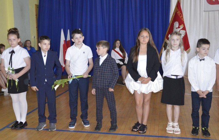 27 czerwca 2025 roku w odbyła się uroczystość zakończenia roku szkolnego, która była pełna wzruszeń i radości. 
Podczas uroczystości nie zabrakło serdecznych podziękowań dla wszystkich, którzy przyczynili się do sukcesu mijającego roku szkolnego. Uczniowie otrzymali gratulacje za ich ciężką pracę i osiągnięcia. Podkreślono, jak ważne jest ich zaangażowanie i chęć nauki. Nauczyciele zostali uhonorowani za ich poświęcenie i wsparcie, które każdego dnia umożliwia młodym ludziom rozwój. Administracja i obsługa szkoły otrzymały podziękowania za ich nieocenioną pracę, która często odbywa się w cieniu, ale jest kluczowa dla funkcjonowania szkoły. Rodzice zostali docenieni za współpracę i wsparcie, które są niezbędne dla osiągania wspólnych celów edukacyjnych.
Podczas uroczystości wręczono nagrody wyróżnionym uczniom, którzy wykazali się szczególnymi osiągnięciami w nauce oraz działalności pozalekcyjnej. Ich determinacja i pasja zostały nagrodzone gromkimi brawami. 
Na uroczystości mieliśmy zaszczyt gościć: Przewodniczącą Rady Rodziców – panią Annę Szymanek, Zastępcę Rady Rodziców – panią Monikę Cendrowską, Skarbnika Rady Rodziców – panią Annę Szarszunowicz oraz Przewodniczącego Rady Miasta – pana Bogdana Pobiarżyn. Ich obecność była dla nas wielkim honorem i dowodem na to, jak ważna jest współpraca między szkołą a społecznością lokalną.
Organizacją tego wyjątkowego dnia zajęła się klasa 5a, która zadbała o każdy szczegół wydarzenia. Uroczystość uświetnił występ szkolnego chóru pod kierunkiem pani Iwony Matukiewicz, który wykonał kilka utworów, wprowadzając wszystkich w podniosły nastrój. Ich talent i zaangażowanie zostały docenione przez wszystkich obecnych. 
Uroczystość zakończenia roku szkolnego była nie tylko momentem podsumowania, ale także okazją do wyrażenia wdzięczności i zacieśnienia więzi w społeczności szkolnej. To był wspaniały dzień, który na długo pozostanie w naszej pamięci.
