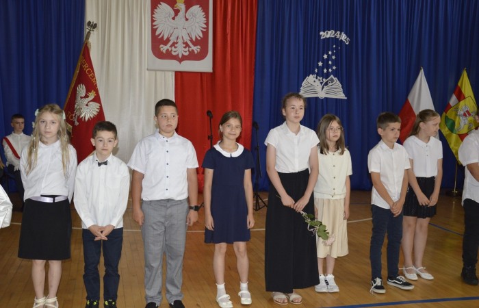 27 czerwca 2025 roku w odbyła się uroczystość zakończenia roku szkolnego, która była pełna wzruszeń i radości. 
Podczas uroczystości nie zabrakło serdecznych podziękowań dla wszystkich, którzy przyczynili się do sukcesu mijającego roku szkolnego. Uczniowie otrzymali gratulacje za ich ciężką pracę i osiągnięcia. Podkreślono, jak ważne jest ich zaangażowanie i chęć nauki. Nauczyciele zostali uhonorowani za ich poświęcenie i wsparcie, które każdego dnia umożliwia młodym ludziom rozwój. Administracja i obsługa szkoły otrzymały podziękowania za ich nieocenioną pracę, która często odbywa się w cieniu, ale jest kluczowa dla funkcjonowania szkoły. Rodzice zostali docenieni za współpracę i wsparcie, które są niezbędne dla osiągania wspólnych celów edukacyjnych.
Podczas uroczystości wręczono nagrody wyróżnionym uczniom, którzy wykazali się szczególnymi osiągnięciami w nauce oraz działalności pozalekcyjnej. Ich determinacja i pasja zostały nagrodzone gromkimi brawami. 
Na uroczystości mieliśmy zaszczyt gościć: Przewodniczącą Rady Rodziców – panią Annę Szymanek, Zastępcę Rady Rodziców – panią Monikę Cendrowską, Skarbnika Rady Rodziców – panią Annę Szarszunowicz oraz Przewodniczącego Rady Miasta – pana Bogdana Pobiarżyn. Ich obecność była dla nas wielkim honorem i dowodem na to, jak ważna jest współpraca między szkołą a społecznością lokalną.
Organizacją tego wyjątkowego dnia zajęła się klasa 5a, która zadbała o każdy szczegół wydarzenia. Uroczystość uświetnił występ szkolnego chóru pod kierunkiem pani Iwony Matukiewicz, który wykonał kilka utworów, wprowadzając wszystkich w podniosły nastrój. Ich talent i zaangażowanie zostały docenione przez wszystkich obecnych. 
Uroczystość zakończenia roku szkolnego była nie tylko momentem podsumowania, ale także okazją do wyrażenia wdzięczności i zacieśnienia więzi w społeczności szkolnej. To był wspaniały dzień, który na długo pozostanie w naszej pamięci.
