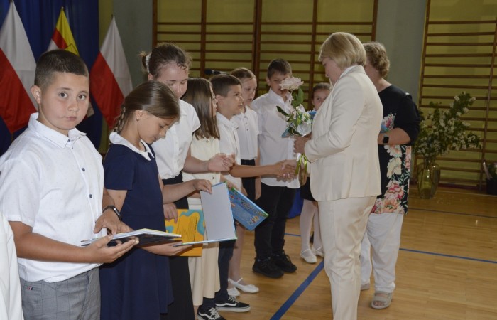 27 czerwca 2025 roku w odbyła się uroczystość zakończenia roku szkolnego, która była pełna wzruszeń i radości. 
Podczas uroczystości nie zabrakło serdecznych podziękowań dla wszystkich, którzy przyczynili się do sukcesu mijającego roku szkolnego. Uczniowie otrzymali gratulacje za ich ciężką pracę i osiągnięcia. Podkreślono, jak ważne jest ich zaangażowanie i chęć nauki. Nauczyciele zostali uhonorowani za ich poświęcenie i wsparcie, które każdego dnia umożliwia młodym ludziom rozwój. Administracja i obsługa szkoły otrzymały podziękowania za ich nieocenioną pracę, która często odbywa się w cieniu, ale jest kluczowa dla funkcjonowania szkoły. Rodzice zostali docenieni za współpracę i wsparcie, które są niezbędne dla osiągania wspólnych celów edukacyjnych.
Podczas uroczystości wręczono nagrody wyróżnionym uczniom, którzy wykazali się szczególnymi osiągnięciami w nauce oraz działalności pozalekcyjnej. Ich determinacja i pasja zostały nagrodzone gromkimi brawami. 
Na uroczystości mieliśmy zaszczyt gościć: Przewodniczącą Rady Rodziców – panią Annę Szymanek, Zastępcę Rady Rodziców – panią Monikę Cendrowską, Skarbnika Rady Rodziców – panią Annę Szarszunowicz oraz Przewodniczącego Rady Miasta – pana Bogdana Pobiarżyn. Ich obecność była dla nas wielkim honorem i dowodem na to, jak ważna jest współpraca między szkołą a społecznością lokalną.
Organizacją tego wyjątkowego dnia zajęła się klasa 5a, która zadbała o każdy szczegół wydarzenia. Uroczystość uświetnił występ szkolnego chóru pod kierunkiem pani Iwony Matukiewicz, który wykonał kilka utworów, wprowadzając wszystkich w podniosły nastrój. Ich talent i zaangażowanie zostały docenione przez wszystkich obecnych. 
Uroczystość zakończenia roku szkolnego była nie tylko momentem podsumowania, ale także okazją do wyrażenia wdzięczności i zacieśnienia więzi w społeczności szkolnej. To był wspaniały dzień, który na długo pozostanie w naszej pamięci.
