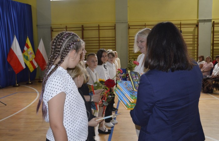 27 czerwca 2025 roku w odbyła się uroczystość zakończenia roku szkolnego, która była pełna wzruszeń i radości. 
Podczas uroczystości nie zabrakło serdecznych podziękowań dla wszystkich, którzy przyczynili się do sukcesu mijającego roku szkolnego. Uczniowie otrzymali gratulacje za ich ciężką pracę i osiągnięcia. Podkreślono, jak ważne jest ich zaangażowanie i chęć nauki. Nauczyciele zostali uhonorowani za ich poświęcenie i wsparcie, które każdego dnia umożliwia młodym ludziom rozwój. Administracja i obsługa szkoły otrzymały podziękowania za ich nieocenioną pracę, która często odbywa się w cieniu, ale jest kluczowa dla funkcjonowania szkoły. Rodzice zostali docenieni za współpracę i wsparcie, które są niezbędne dla osiągania wspólnych celów edukacyjnych.
Podczas uroczystości wręczono nagrody wyróżnionym uczniom, którzy wykazali się szczególnymi osiągnięciami w nauce oraz działalności pozalekcyjnej. Ich determinacja i pasja zostały nagrodzone gromkimi brawami. 
Na uroczystości mieliśmy zaszczyt gościć: Przewodniczącą Rady Rodziców – panią Annę Szymanek, Zastępcę Rady Rodziców – panią Monikę Cendrowską, Skarbnika Rady Rodziców – panią Annę Szarszunowicz oraz Przewodniczącego Rady Miasta – pana Bogdana Pobiarżyn. Ich obecność była dla nas wielkim honorem i dowodem na to, jak ważna jest współpraca między szkołą a społecznością lokalną.
Organizacją tego wyjątkowego dnia zajęła się klasa 5a, która zadbała o każdy szczegół wydarzenia. Uroczystość uświetnił występ szkolnego chóru pod kierunkiem pani Iwony Matukiewicz, który wykonał kilka utworów, wprowadzając wszystkich w podniosły nastrój. Ich talent i zaangażowanie zostały docenione przez wszystkich obecnych. 
Uroczystość zakończenia roku szkolnego była nie tylko momentem podsumowania, ale także okazją do wyrażenia wdzięczności i zacieśnienia więzi w społeczności szkolnej. To był wspaniały dzień, który na długo pozostanie w naszej pamięci.
