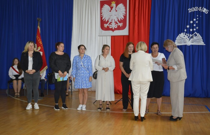 27 czerwca 2025 roku w odbyła się uroczystość zakończenia roku szkolnego, która była pełna wzruszeń i radości. 
Podczas uroczystości nie zabrakło serdecznych podziękowań dla wszystkich, którzy przyczynili się do sukcesu mijającego roku szkolnego. Uczniowie otrzymali gratulacje za ich ciężką pracę i osiągnięcia. Podkreślono, jak ważne jest ich zaangażowanie i chęć nauki. Nauczyciele zostali uhonorowani za ich poświęcenie i wsparcie, które każdego dnia umożliwia młodym ludziom rozwój. Administracja i obsługa szkoły otrzymały podziękowania za ich nieocenioną pracę, która często odbywa się w cieniu, ale jest kluczowa dla funkcjonowania szkoły. Rodzice zostali docenieni za współpracę i wsparcie, które są niezbędne dla osiągania wspólnych celów edukacyjnych.
Podczas uroczystości wręczono nagrody wyróżnionym uczniom, którzy wykazali się szczególnymi osiągnięciami w nauce oraz działalności pozalekcyjnej. Ich determinacja i pasja zostały nagrodzone gromkimi brawami. 
Na uroczystości mieliśmy zaszczyt gościć: Przewodniczącą Rady Rodziców – panią Annę Szymanek, Zastępcę Rady Rodziców – panią Monikę Cendrowską, Skarbnika Rady Rodziców – panią Annę Szarszunowicz oraz Przewodniczącego Rady Miasta – pana Bogdana Pobiarżyn. Ich obecność była dla nas wielkim honorem i dowodem na to, jak ważna jest współpraca między szkołą a społecznością lokalną.
Organizacją tego wyjątkowego dnia zajęła się klasa 5a, która zadbała o każdy szczegół wydarzenia. Uroczystość uświetnił występ szkolnego chóru pod kierunkiem pani Iwony Matukiewicz, który wykonał kilka utworów, wprowadzając wszystkich w podniosły nastrój. Ich talent i zaangażowanie zostały docenione przez wszystkich obecnych. 
Uroczystość zakończenia roku szkolnego była nie tylko momentem podsumowania, ale także okazją do wyrażenia wdzięczności i zacieśnienia więzi w społeczności szkolnej. To był wspaniały dzień, który na długo pozostanie w naszej pamięci.
