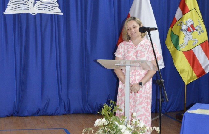 27 czerwca 2025 roku w odbyła się uroczystość zakończenia roku szkolnego, która była pełna wzruszeń i radości. 
Podczas uroczystości nie zabrakło serdecznych podziękowań dla wszystkich, którzy przyczynili się do sukcesu mijającego roku szkolnego. Uczniowie otrzymali gratulacje za ich ciężką pracę i osiągnięcia. Podkreślono, jak ważne jest ich zaangażowanie i chęć nauki. Nauczyciele zostali uhonorowani za ich poświęcenie i wsparcie, które każdego dnia umożliwia młodym ludziom rozwój. Administracja i obsługa szkoły otrzymały podziękowania za ich nieocenioną pracę, która często odbywa się w cieniu, ale jest kluczowa dla funkcjonowania szkoły. Rodzice zostali docenieni za współpracę i wsparcie, które są niezbędne dla osiągania wspólnych celów edukacyjnych.
Podczas uroczystości wręczono nagrody wyróżnionym uczniom, którzy wykazali się szczególnymi osiągnięciami w nauce oraz działalności pozalekcyjnej. Ich determinacja i pasja zostały nagrodzone gromkimi brawami. 
Na uroczystości mieliśmy zaszczyt gościć: Przewodniczącą Rady Rodziców – panią Annę Szymanek, Zastępcę Rady Rodziców – panią Monikę Cendrowską, Skarbnika Rady Rodziców – panią Annę Szarszunowicz oraz Przewodniczącego Rady Miasta – pana Bogdana Pobiarżyn. Ich obecność była dla nas wielkim honorem i dowodem na to, jak ważna jest współpraca między szkołą a społecznością lokalną.
Organizacją tego wyjątkowego dnia zajęła się klasa 5a, która zadbała o każdy szczegół wydarzenia. Uroczystość uświetnił występ szkolnego chóru pod kierunkiem pani Iwony Matukiewicz, który wykonał kilka utworów, wprowadzając wszystkich w podniosły nastrój. Ich talent i zaangażowanie zostały docenione przez wszystkich obecnych. 
Uroczystość zakończenia roku szkolnego była nie tylko momentem podsumowania, ale także okazją do wyrażenia wdzięczności i zacieśnienia więzi w społeczności szkolnej. To był wspaniały dzień, który na długo pozostanie w naszej pamięci.
