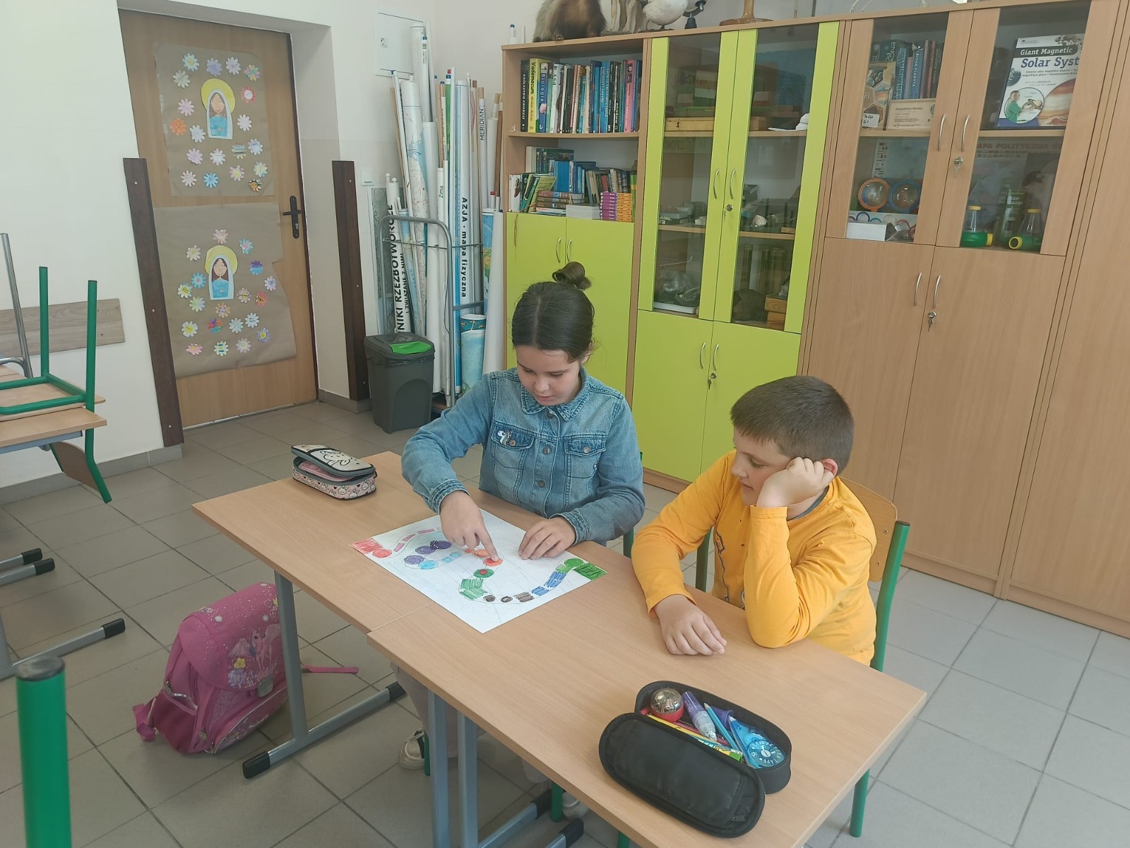W mijającym roku szkolnym uczniowie klasy IIIb uczestniczyli w wyjątkowych zajęciach matematycznych realizowanych w ramach projektu S.Z.U.M. Zajęcia odbywały się raz w tygodniu i opierały się na zasadzie „nauki poprzez zabawę”. Uczniowie korzystali z gier dydaktycznych, przeprowadzali eksperymenty i doświadczenia, a także brali udział w zadaniach indywidualnych i zespołowych. Efekt? Utrwalona i poszerzona wiedza matematyczna, a do tego rozwinięta kreatywność, wytrwałość i samodzielność. Gratulacje dla młodych matematyków z 3b – świetna robota.
