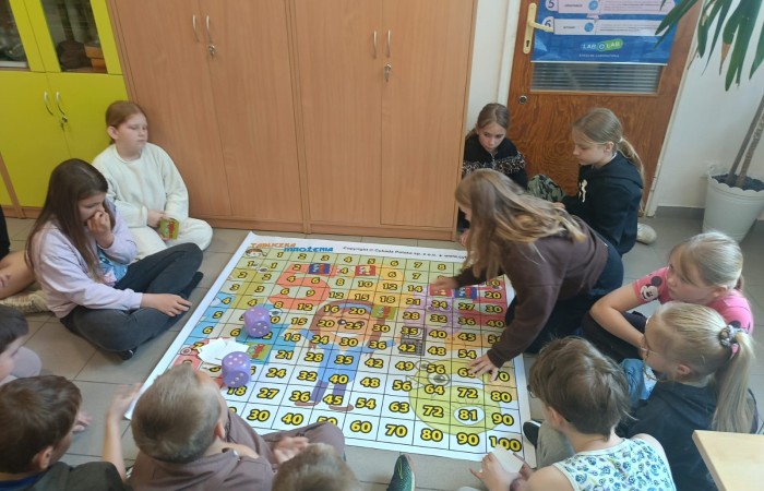 W mijającym roku szkolnym uczniowie klasy IIIb uczestniczyli w wyjątkowych zajęciach matematycznych realizowanych w ramach projektu S.Z.U.M. Zajęcia odbywały się raz w tygodniu i opierały się na zasadzie „nauki poprzez zabawę”. Uczniowie korzystali z gier dydaktycznych, przeprowadzali eksperymenty i doświadczenia, a także brali udział w zadaniach indywidualnych i zespołowych. Efekt? Utrwalona i poszerzona wiedza matematyczna, a do tego rozwinięta kreatywność, wytrwałość i samodzielność. Gratulacje dla młodych matematyków z 3b – świetna robota.