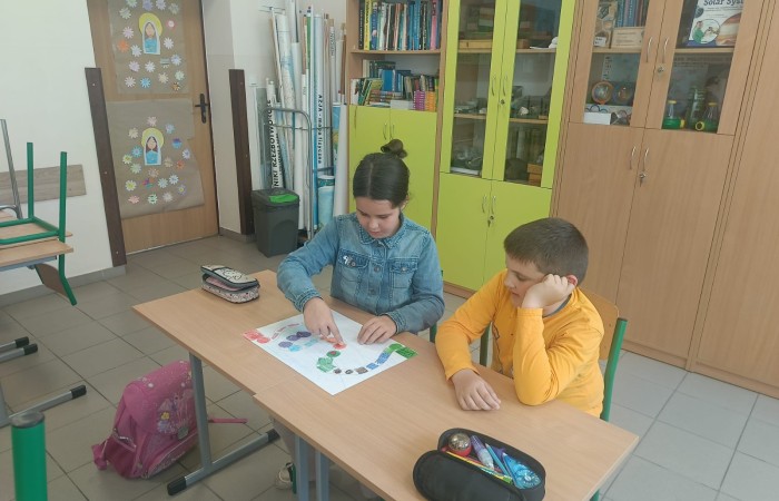 W mijającym roku szkolnym uczniowie klasy IIIb uczestniczyli w wyjątkowych zajęciach matematycznych realizowanych w ramach projektu S.Z.U.M. Zajęcia odbywały się raz w tygodniu i opierały się na zasadzie „nauki poprzez zabawę”. Uczniowie korzystali z gier dydaktycznych, przeprowadzali eksperymenty i doświadczenia, a także brali udział w zadaniach indywidualnych i zespołowych. Efekt? Utrwalona i poszerzona wiedza matematyczna, a do tego rozwinięta kreatywność, wytrwałość i samodzielność. Gratulacje dla młodych matematyków z 3b – świetna robota.