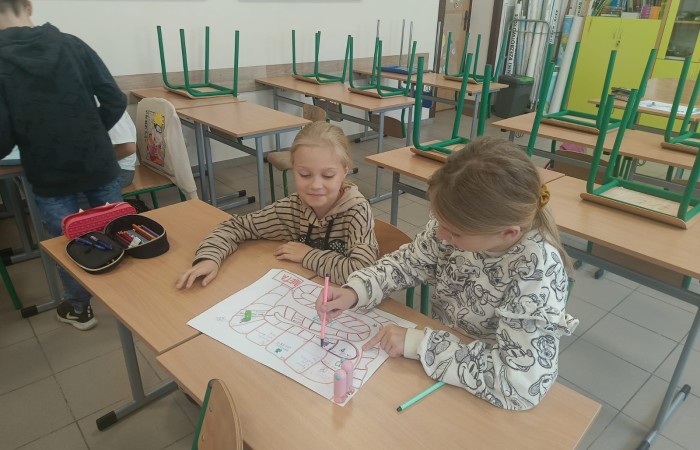 W mijającym roku szkolnym uczniowie klasy IIIb uczestniczyli w wyjątkowych zajęciach matematycznych realizowanych w ramach projektu S.Z.U.M. Zajęcia odbywały się raz w tygodniu i opierały się na zasadzie „nauki poprzez zabawę”. Uczniowie korzystali z gier dydaktycznych, przeprowadzali eksperymenty i doświadczenia, a także brali udział w zadaniach indywidualnych i zespołowych. Efekt? Utrwalona i poszerzona wiedza matematyczna, a do tego rozwinięta kreatywność, wytrwałość i samodzielność. Gratulacje dla młodych matematyków z 3b – świetna robota.