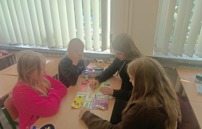 W mijającym roku szkolnym uczniowie klasy IIIb uczestniczyli w wyjątkowych zajęciach matematycznych realizowanych w ramach projektu S.Z.U.M. Zajęcia odbywały się raz w tygodniu i opierały się na zasadzie „nauki poprzez zabawę”. Uczniowie korzystali z gier dydaktycznych, przeprowadzali eksperymenty i doświadczenia, a także brali udział w zadaniach indywidualnych i zespołowych. Efekt? Utrwalona i poszerzona wiedza matematyczna, a do tego rozwinięta kreatywność, wytrwałość i samodzielność. Gratulacje dla młodych matematyków z 3b – świetna robota.