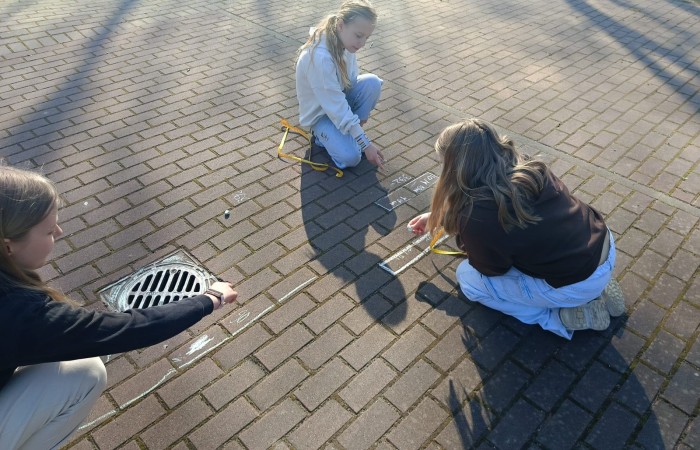 W mijającym roku szkolnym uczniowie klasy IIIb uczestniczyli w wyjątkowych zajęciach matematycznych realizowanych w ramach projektu S.Z.U.M. Zajęcia odbywały się raz w tygodniu i opierały się na zasadzie „nauki poprzez zabawę”. Uczniowie korzystali z gier dydaktycznych, przeprowadzali eksperymenty i doświadczenia, a także brali udział w zadaniach indywidualnych i zespołowych. Efekt? Utrwalona i poszerzona wiedza matematyczna, a do tego rozwinięta kreatywność, wytrwałość i samodzielność. Gratulacje dla młodych matematyków z 3b – świetna robota.