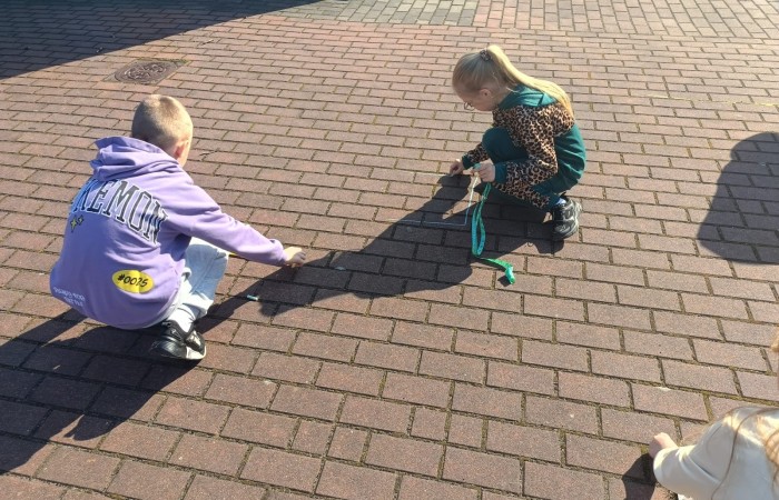 W mijającym roku szkolnym uczniowie klasy IIIb uczestniczyli w wyjątkowych zajęciach matematycznych realizowanych w ramach projektu S.Z.U.M. Zajęcia odbywały się raz w tygodniu i opierały się na zasadzie „nauki poprzez zabawę”. Uczniowie korzystali z gier dydaktycznych, przeprowadzali eksperymenty i doświadczenia, a także brali udział w zadaniach indywidualnych i zespołowych. Efekt? Utrwalona i poszerzona wiedza matematyczna, a do tego rozwinięta kreatywność, wytrwałość i samodzielność. Gratulacje dla młodych matematyków z 3b – świetna robota.