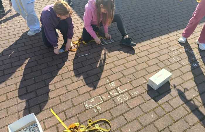 W mijającym roku szkolnym uczniowie klasy IIIb uczestniczyli w wyjątkowych zajęciach matematycznych realizowanych w ramach projektu S.Z.U.M. Zajęcia odbywały się raz w tygodniu i opierały się na zasadzie „nauki poprzez zabawę”. Uczniowie korzystali z gier dydaktycznych, przeprowadzali eksperymenty i doświadczenia, a także brali udział w zadaniach indywidualnych i zespołowych. Efekt? Utrwalona i poszerzona wiedza matematyczna, a do tego rozwinięta kreatywność, wytrwałość i samodzielność. Gratulacje dla młodych matematyków z 3b – świetna robota.