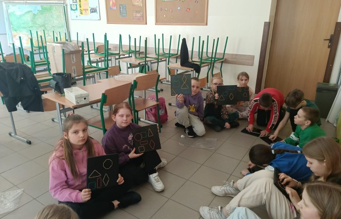 W mijającym roku szkolnym uczniowie klasy IIIb uczestniczyli w wyjątkowych zajęciach matematycznych realizowanych w ramach projektu S.Z.U.M. Zajęcia odbywały się raz w tygodniu i opierały się na zasadzie „nauki poprzez zabawę”. Uczniowie korzystali z gier dydaktycznych, przeprowadzali eksperymenty i doświadczenia, a także brali udział w zadaniach indywidualnych i zespołowych. Efekt? Utrwalona i poszerzona wiedza matematyczna, a do tego rozwinięta kreatywność, wytrwałość i samodzielność. Gratulacje dla młodych matematyków z 3b – świetna robota.