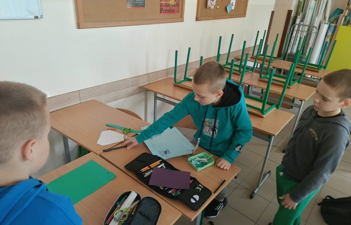 W mijającym roku szkolnym uczniowie klasy IIIb uczestniczyli w wyjątkowych zajęciach matematycznych realizowanych w ramach projektu S.Z.U.M. Zajęcia odbywały się raz w tygodniu i opierały się na zasadzie „nauki poprzez zabawę”. Uczniowie korzystali z gier dydaktycznych, przeprowadzali eksperymenty i doświadczenia, a także brali udział w zadaniach indywidualnych i zespołowych. Efekt? Utrwalona i poszerzona wiedza matematyczna, a do tego rozwinięta kreatywność, wytrwałość i samodzielność. Gratulacje dla młodych matematyków z 3b – świetna robota.