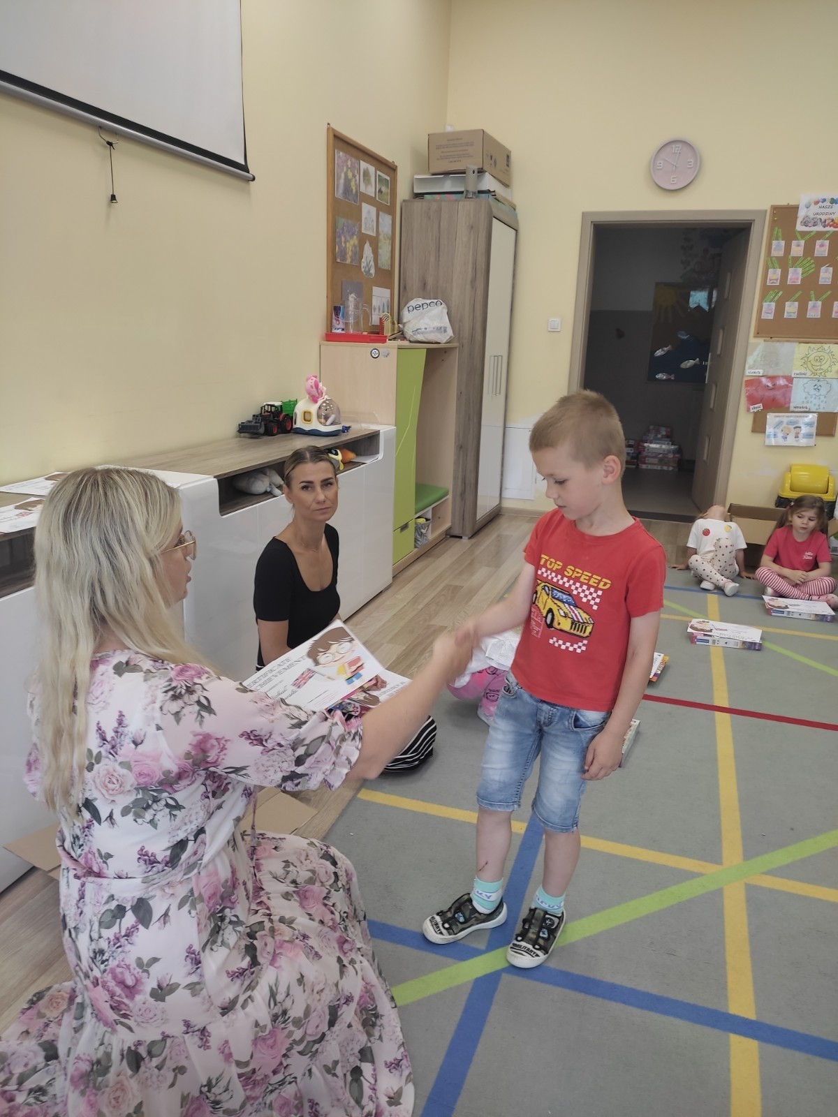 Kolejny rok szkolny w przedszkolu dobiegł końca. Dla nas, nauczycieli, to moment pełen refleksji, wzruszeń i dumy. Patrzymy na nasze przedszkolaki z podziwem – jak wiele się nauczyły, jak pięknie dojrzały, jak odważnie stawiały kolejne kroki na drodze swojego rozwoju. To była wspólna droga – dzieci, nauczycieli, rodziców, ale też wszystkich pracowników naszej placówki. Dziś chcemy z serca podziękować każdemu, kto był jej częścią. Dziękujemy wszystkim pracownikom przedszkola – to właśnie dzięki wspólnemu wysiłkowi, codziennej życzliwości i wzajemnemu wsparciu tworzymy miejsce, w którym dzieci mogą czuć się bezpieczne, ważne i kochane.  Dziękujemy pomocom nauczycieli, które zawsze są tam, gdzie trzeba – z uśmiechem, cierpliwością i gotowością do działania. Dziękujemy Dyrekcji, która czuwa nad całością z zaangażowaniem, odpowiedzialnością i otwartym sercem. To dzięki dobremu kierownictwu możemy realizować nasze pomysły, rozwijać się i pracować w przyjaznej atmosferze. Dziękujemy Paniom z kuchni i Pani Intendentce za zbilansowane, przepyszne, zdrowe posiłki, które dają siłę do pokonywania kolejnych wyzwań stawianych na drodze edukacji i wychowania.
Z całego serca dziękujemy również Rodzicom – za zaufanie, jakim nas obdarzyliście, powierzając nam swoje dzieci. Za codzienną współpracę, dobre słowa, wsparcie i wspólne budowanie atmosfery wzajemnego szacunku. Dziękujemy za otwartość, życzliwość i za to, że razem z nami tworzycie środowisko, w którym dzieci mogą czuć się szczęśliwe i bezpieczne. To dzięki Waszej obecności i zaangażowaniu mogliśmy działać jeszcze lepiej.