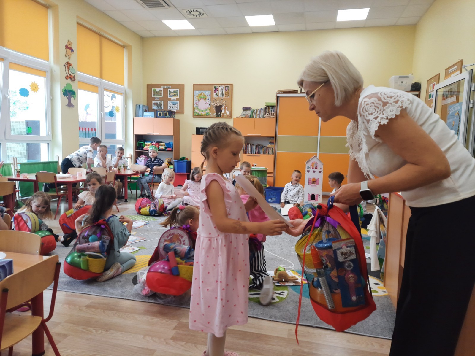 Kolejny rok szkolny w przedszkolu dobiegł końca. Dla nas, nauczycieli, to moment pełen refleksji, wzruszeń i dumy. Patrzymy na nasze przedszkolaki z podziwem – jak wiele się nauczyły, jak pięknie dojrzały, jak odważnie stawiały kolejne kroki na drodze swojego rozwoju. To była wspólna droga – dzieci, nauczycieli, rodziców, ale też wszystkich pracowników naszej placówki. Dziś chcemy z serca podziękować każdemu, kto był jej częścią. Dziękujemy wszystkim pracownikom przedszkola – to właśnie dzięki wspólnemu wysiłkowi, codziennej życzliwości i wzajemnemu wsparciu tworzymy miejsce, w którym dzieci mogą czuć się bezpieczne, ważne i kochane.  Dziękujemy pomocom nauczycieli, które zawsze są tam, gdzie trzeba – z uśmiechem, cierpliwością i gotowością do działania. Dziękujemy Dyrekcji, która czuwa nad całością z zaangażowaniem, odpowiedzialnością i otwartym sercem. To dzięki dobremu kierownictwu możemy realizować nasze pomysły, rozwijać się i pracować w przyjaznej atmosferze. Dziękujemy Paniom z kuchni i Pani Intendentce za zbilansowane, przepyszne, zdrowe posiłki, które dają siłę do pokonywania kolejnych wyzwań stawianych na drodze edukacji i wychowania.
Z całego serca dziękujemy również Rodzicom – za zaufanie, jakim nas obdarzyliście, powierzając nam swoje dzieci. Za codzienną współpracę, dobre słowa, wsparcie i wspólne budowanie atmosfery wzajemnego szacunku. Dziękujemy za otwartość, życzliwość i za to, że razem z nami tworzycie środowisko, w którym dzieci mogą czuć się szczęśliwe i bezpieczne. To dzięki Waszej obecności i zaangażowaniu mogliśmy działać jeszcze lepiej.
