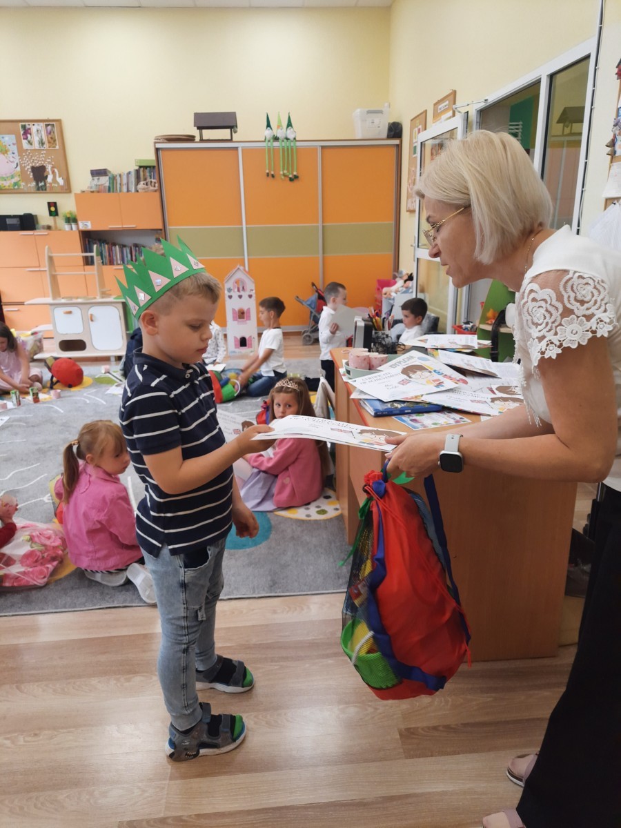 Kolejny rok szkolny w przedszkolu dobiegł końca. Dla nas, nauczycieli, to moment pełen refleksji, wzruszeń i dumy. Patrzymy na nasze przedszkolaki z podziwem – jak wiele się nauczyły, jak pięknie dojrzały, jak odważnie stawiały kolejne kroki na drodze swojego rozwoju. To była wspólna droga – dzieci, nauczycieli, rodziców, ale też wszystkich pracowników naszej placówki. Dziś chcemy z serca podziękować każdemu, kto był jej częścią. Dziękujemy wszystkim pracownikom przedszkola – to właśnie dzięki wspólnemu wysiłkowi, codziennej życzliwości i wzajemnemu wsparciu tworzymy miejsce, w którym dzieci mogą czuć się bezpieczne, ważne i kochane.  Dziękujemy pomocom nauczycieli, które zawsze są tam, gdzie trzeba – z uśmiechem, cierpliwością i gotowością do działania. Dziękujemy Dyrekcji, która czuwa nad całością z zaangażowaniem, odpowiedzialnością i otwartym sercem. To dzięki dobremu kierownictwu możemy realizować nasze pomysły, rozwijać się i pracować w przyjaznej atmosferze. Dziękujemy Paniom z kuchni i Pani Intendentce za zbilansowane, przepyszne, zdrowe posiłki, które dają siłę do pokonywania kolejnych wyzwań stawianych na drodze edukacji i wychowania.
Z całego serca dziękujemy również Rodzicom – za zaufanie, jakim nas obdarzyliście, powierzając nam swoje dzieci. Za codzienną współpracę, dobre słowa, wsparcie i wspólne budowanie atmosfery wzajemnego szacunku. Dziękujemy za otwartość, życzliwość i za to, że razem z nami tworzycie środowisko, w którym dzieci mogą czuć się szczęśliwe i bezpieczne. To dzięki Waszej obecności i zaangażowaniu mogliśmy działać jeszcze lepiej.
