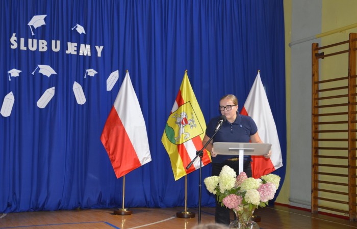 1 września 2025 roku w naszej szkole odbyły się dwie uroczyste akademie z okazji rozpoczęcia nowego roku szkolnego.
W pierwszej części uczestniczyli uczniowie klas IV–VIII. Podczas uroczystości Pani Dyrektor Agnieszka Cieklińska życzyła wszystkim uczniom, nauczycielom i pracownikom szkoły owocnej pracy oraz wielu sukcesów w nadchodzącym roku szkolnym. Głos zabrała również przewodnicząca Rady Rodziców - Pani Anna Szymanek, przekazując serdeczne życzenia powodzenia i satysfakcji z podejmowanych działań.
Druga akademia była skierowana do uczniów klas I–III. Szczególnie uroczystym momentem było ślubowanie uczniów klas pierwszych, którzy oficjalnie dołączyli do społeczności szkolnej. Swoją obecnością zaszczyciła nas Pani Elżbieta Wasiuk - Burmistrz Pasłęka oraz przedstawicielka Rady Rodziców - Pani Monika Cendrowska, które również skierowały ciepłe słowa do uczniów i ich rodzin, życząc pomyślności oraz wielu radosnych chwil w nowym roku szkolnym.
Dziękujemy wszystkim za udział w uroczystości i życzymy wspaniałego roku pełnego wiedzy, wyzwań i sukcesów!