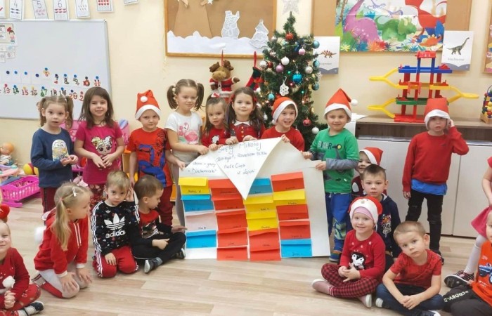 6 grudnia do naszego przedszkola zawitał długo wyczekiwany gość. Był ubrany w długi czerwony strój, na głowie nosił czerwoną czapkę z pomponem, miał długą białą brodę , a w ręku trzymał duży worek  oraz dzwoneczek. Oczywiście to był MIKOŁAJ. Pomimo braku śniegu przybył do nas na czas. Na dziecięcych twarzach uśmiech gościł od rana, a w czasie wizyty malowała się radość i przejęcie. Mikołaju, bardzo dziękujemy, że byłeś z nami. Do zobaczenia za rok!!!