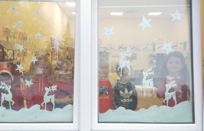 6 grudnia do naszego przedszkola zawitał długo wyczekiwany gość. Był ubrany w długi czerwony strój, na głowie nosił czerwoną czapkę z pomponem, miał długą białą brodę , a w ręku trzymał duży worek  oraz dzwoneczek. Oczywiście to był MIKOŁAJ. Pomimo braku śniegu przybył do nas na czas. Na dziecięcych twarzach uśmiech gościł od rana, a w czasie wizyty malowała się radość i przejęcie. Mikołaju, bardzo dziękujemy, że byłeś z nami. Do zobaczenia za rok!!!