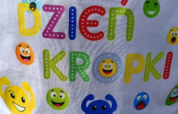 Przygoda Vashti – dziewczynki, która dzięki jednej kropce odnalazła w sobie odwagę i odkryła talent – stała się dziś inspiracją dla uczniów klas 1–3. Z okazji Międzynarodowego Dnia Kropki dzieci wysłuchały jej historii, a następnie wzięły udział w twórczych działaniach plastycznych. To był czas pełen kreatywności, zabawy i odkrywania własnych możliwości. Dzień upłynął w atmosferze radości, kolorów i wiary w to, że każdy z nas potrafi stworzyć coś wyjątkowego.