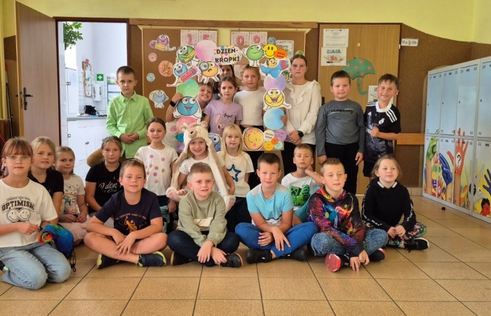 Przygoda Vashti – dziewczynki, która dzięki jednej kropce odnalazła w sobie odwagę i odkryła talent – stała się dziś inspiracją dla uczniów klas 1–3. Z okazji Międzynarodowego Dnia Kropki dzieci wysłuchały jej historii, a następnie wzięły udział w twórczych działaniach plastycznych. To był czas pełen kreatywności, zabawy i odkrywania własnych możliwości. Dzień upłynął w atmosferze radości, kolorów i wiary w to, że każdy z nas potrafi stworzyć coś wyjątkowego.