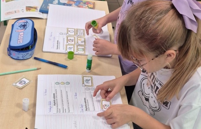 Przygoda Vashti – dziewczynki, która dzięki jednej kropce odnalazła w sobie odwagę i odkryła talent – stała się dziś inspiracją dla uczniów klas 1–3. Z okazji Międzynarodowego Dnia Kropki dzieci wysłuchały jej historii, a następnie wzięły udział w twórczych działaniach plastycznych. To był czas pełen kreatywności, zabawy i odkrywania własnych możliwości. Dzień upłynął w atmosferze radości, kolorów i wiary w to, że każdy z nas potrafi stworzyć coś wyjątkowego.