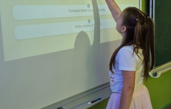 Przygoda Vashti – dziewczynki, która dzięki jednej kropce odnalazła w sobie odwagę i odkryła talent – stała się dziś inspiracją dla uczniów klas 1–3. Z okazji Międzynarodowego Dnia Kropki dzieci wysłuchały jej historii, a następnie wzięły udział w twórczych działaniach plastycznych. To był czas pełen kreatywności, zabawy i odkrywania własnych możliwości. Dzień upłynął w atmosferze radości, kolorów i wiary w to, że każdy z nas potrafi stworzyć coś wyjątkowego.