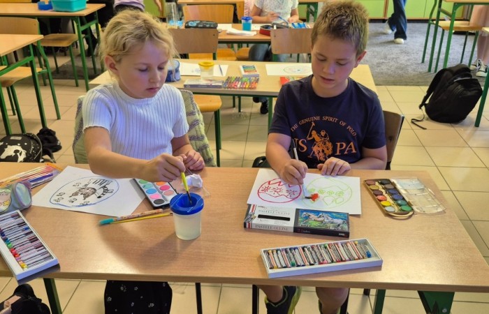 Przygoda Vashti – dziewczynki, która dzięki jednej kropce odnalazła w sobie odwagę i odkryła talent – stała się dziś inspiracją dla uczniów klas 1–3. Z okazji Międzynarodowego Dnia Kropki dzieci wysłuchały jej historii, a następnie wzięły udział w twórczych działaniach plastycznych. To był czas pełen kreatywności, zabawy i odkrywania własnych możliwości. Dzień upłynął w atmosferze radości, kolorów i wiary w to, że każdy z nas potrafi stworzyć coś wyjątkowego.