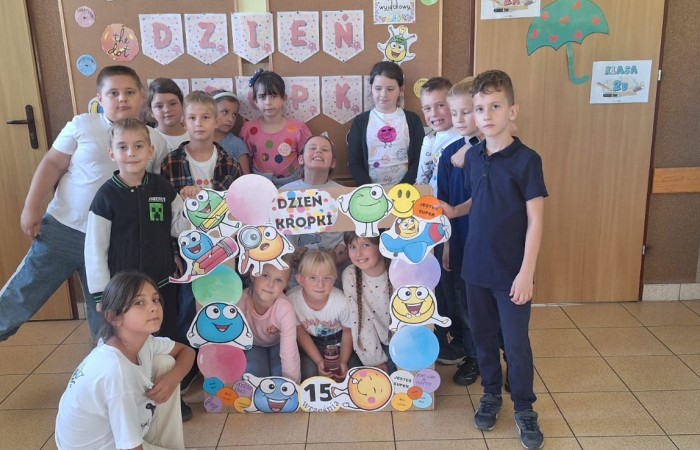 Przygoda Vashti – dziewczynki, która dzięki jednej kropce odnalazła w sobie odwagę i odkryła talent – stała się dziś inspiracją dla uczniów klas 1–3. Z okazji Międzynarodowego Dnia Kropki dzieci wysłuchały jej historii, a następnie wzięły udział w twórczych działaniach plastycznych. To był czas pełen kreatywności, zabawy i odkrywania własnych możliwości. Dzień upłynął w atmosferze radości, kolorów i wiary w to, że każdy z nas potrafi stworzyć coś wyjątkowego.