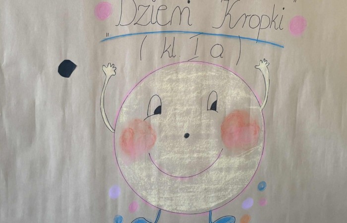 Przygoda Vashti – dziewczynki, która dzięki jednej kropce odnalazła w sobie odwagę i odkryła talent – stała się dziś inspiracją dla uczniów klas 1–3. Z okazji Międzynarodowego Dnia Kropki dzieci wysłuchały jej historii, a następnie wzięły udział w twórczych działaniach plastycznych. To był czas pełen kreatywności, zabawy i odkrywania własnych możliwości. Dzień upłynął w atmosferze radości, kolorów i wiary w to, że każdy z nas potrafi stworzyć coś wyjątkowego.