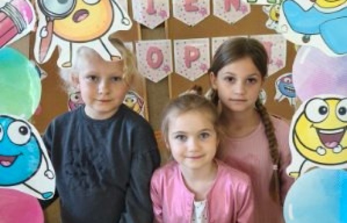 Przygoda Vashti – dziewczynki, która dzięki jednej kropce odnalazła w sobie odwagę i odkryła talent – stała się dziś inspiracją dla uczniów klas 1–3. Z okazji Międzynarodowego Dnia Kropki dzieci wysłuchały jej historii, a następnie wzięły udział w twórczych działaniach plastycznych. To był czas pełen kreatywności, zabawy i odkrywania własnych możliwości. Dzień upłynął w atmosferze radości, kolorów i wiary w to, że każdy z nas potrafi stworzyć coś wyjątkowego.