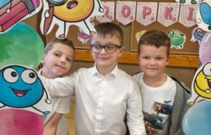 Przygoda Vashti – dziewczynki, która dzięki jednej kropce odnalazła w sobie odwagę i odkryła talent – stała się dziś inspiracją dla uczniów klas 1–3. Z okazji Międzynarodowego Dnia Kropki dzieci wysłuchały jej historii, a następnie wzięły udział w twórczych działaniach plastycznych. To był czas pełen kreatywności, zabawy i odkrywania własnych możliwości. Dzień upłynął w atmosferze radości, kolorów i wiary w to, że każdy z nas potrafi stworzyć coś wyjątkowego.