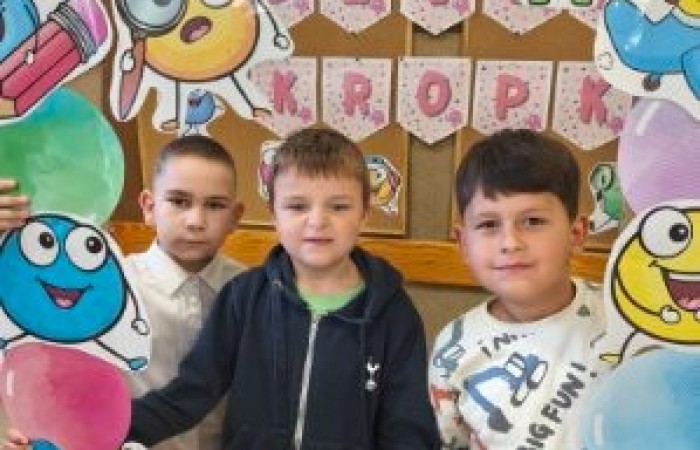 Przygoda Vashti – dziewczynki, która dzięki jednej kropce odnalazła w sobie odwagę i odkryła talent – stała się dziś inspiracją dla uczniów klas 1–3. Z okazji Międzynarodowego Dnia Kropki dzieci wysłuchały jej historii, a następnie wzięły udział w twórczych działaniach plastycznych. To był czas pełen kreatywności, zabawy i odkrywania własnych możliwości. Dzień upłynął w atmosferze radości, kolorów i wiary w to, że każdy z nas potrafi stworzyć coś wyjątkowego.