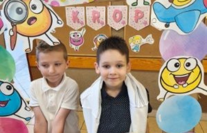 Przygoda Vashti – dziewczynki, która dzięki jednej kropce odnalazła w sobie odwagę i odkryła talent – stała się dziś inspiracją dla uczniów klas 1–3. Z okazji Międzynarodowego Dnia Kropki dzieci wysłuchały jej historii, a następnie wzięły udział w twórczych działaniach plastycznych. To był czas pełen kreatywności, zabawy i odkrywania własnych możliwości. Dzień upłynął w atmosferze radości, kolorów i wiary w to, że każdy z nas potrafi stworzyć coś wyjątkowego.