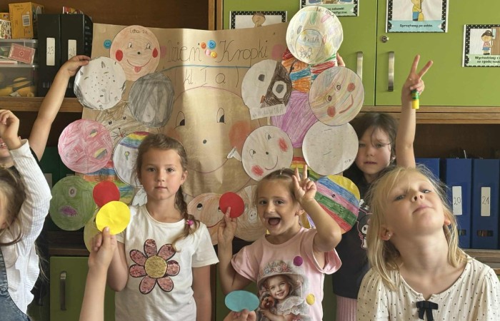 Przygoda Vashti – dziewczynki, która dzięki jednej kropce odnalazła w sobie odwagę i odkryła talent – stała się dziś inspiracją dla uczniów klas 1–3. Z okazji Międzynarodowego Dnia Kropki dzieci wysłuchały jej historii, a następnie wzięły udział w twórczych działaniach plastycznych. To był czas pełen kreatywności, zabawy i odkrywania własnych możliwości. Dzień upłynął w atmosferze radości, kolorów i wiary w to, że każdy z nas potrafi stworzyć coś wyjątkowego.