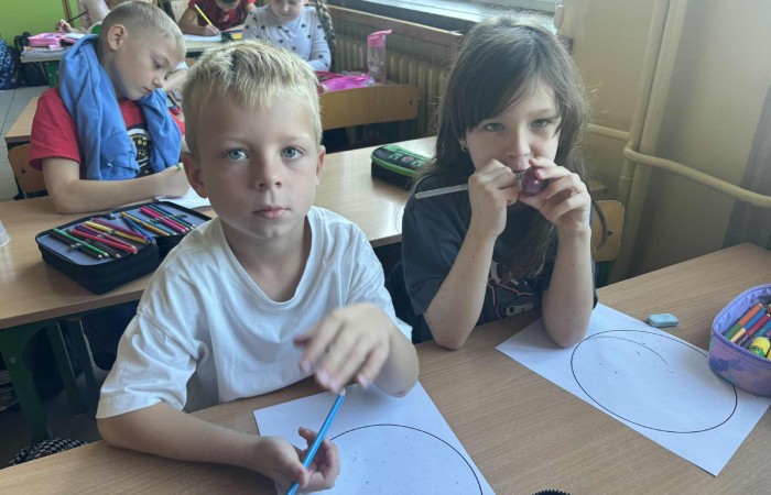 Przygoda Vashti – dziewczynki, która dzięki jednej kropce odnalazła w sobie odwagę i odkryła talent – stała się dziś inspiracją dla uczniów klas 1–3. Z okazji Międzynarodowego Dnia Kropki dzieci wysłuchały jej historii, a następnie wzięły udział w twórczych działaniach plastycznych. To był czas pełen kreatywności, zabawy i odkrywania własnych możliwości. Dzień upłynął w atmosferze radości, kolorów i wiary w to, że każdy z nas potrafi stworzyć coś wyjątkowego.