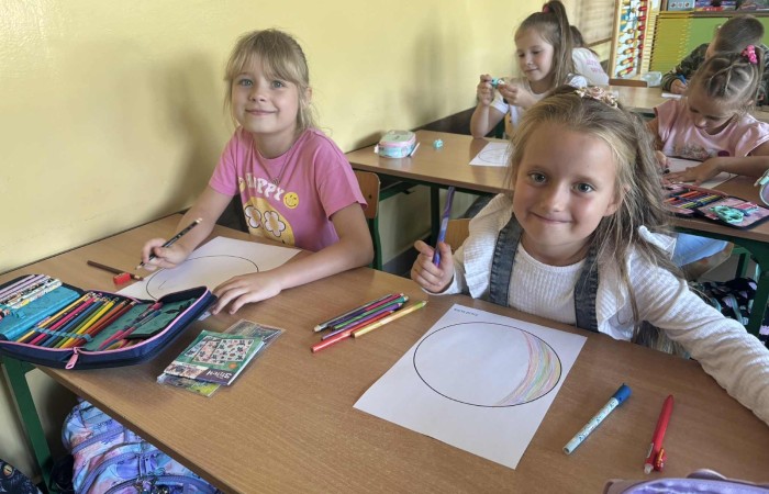 Przygoda Vashti – dziewczynki, która dzięki jednej kropce odnalazła w sobie odwagę i odkryła talent – stała się dziś inspiracją dla uczniów klas 1–3. Z okazji Międzynarodowego Dnia Kropki dzieci wysłuchały jej historii, a następnie wzięły udział w twórczych działaniach plastycznych. To był czas pełen kreatywności, zabawy i odkrywania własnych możliwości. Dzień upłynął w atmosferze radości, kolorów i wiary w to, że każdy z nas potrafi stworzyć coś wyjątkowego.