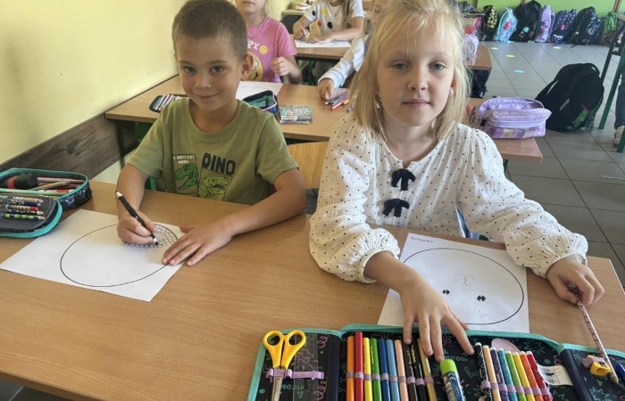 Przygoda Vashti – dziewczynki, która dzięki jednej kropce odnalazła w sobie odwagę i odkryła talent – stała się dziś inspiracją dla uczniów klas 1–3. Z okazji Międzynarodowego Dnia Kropki dzieci wysłuchały jej historii, a następnie wzięły udział w twórczych działaniach plastycznych. To był czas pełen kreatywności, zabawy i odkrywania własnych możliwości. Dzień upłynął w atmosferze radości, kolorów i wiary w to, że każdy z nas potrafi stworzyć coś wyjątkowego.