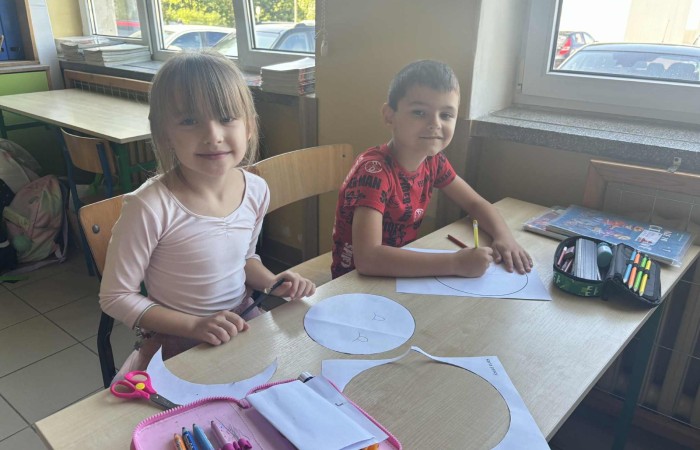 Przygoda Vashti – dziewczynki, która dzięki jednej kropce odnalazła w sobie odwagę i odkryła talent – stała się dziś inspiracją dla uczniów klas 1–3. Z okazji Międzynarodowego Dnia Kropki dzieci wysłuchały jej historii, a następnie wzięły udział w twórczych działaniach plastycznych. To był czas pełen kreatywności, zabawy i odkrywania własnych możliwości. Dzień upłynął w atmosferze radości, kolorów i wiary w to, że każdy z nas potrafi stworzyć coś wyjątkowego.