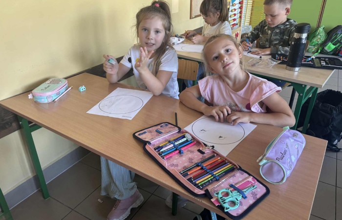 Przygoda Vashti – dziewczynki, która dzięki jednej kropce odnalazła w sobie odwagę i odkryła talent – stała się dziś inspiracją dla uczniów klas 1–3. Z okazji Międzynarodowego Dnia Kropki dzieci wysłuchały jej historii, a następnie wzięły udział w twórczych działaniach plastycznych. To był czas pełen kreatywności, zabawy i odkrywania własnych możliwości. Dzień upłynął w atmosferze radości, kolorów i wiary w to, że każdy z nas potrafi stworzyć coś wyjątkowego.