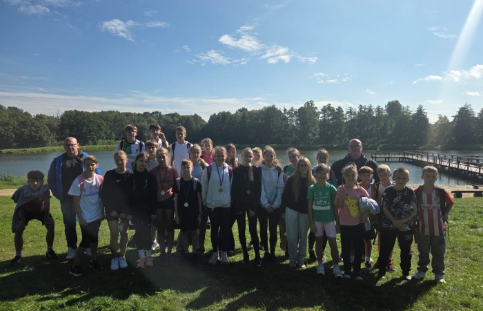 Biegi odbyły się 15 września  w Parku Ekologicznym w Pasłęku, w których udział wzięli uczniowie klas II-VIII. Dziewczęta i chłopcy rywalizowali w indywidualnych biegach przełajowych. Trasa była wymagająca, chwilami trudna, zmienna nawierzchnia, pagórki, typowe warunki jesienne.  Wszystko to sprawiło, że medale, zarówno te złote jak i srebrne czy brązowe są wyjątkowe. W jesiennych biegach przełajowych uczniowie i uczennice naszej szkoły pokazali się z najlepszej strony, zdobyli aż 6 medali, co jest znakomitym wynikiem. 