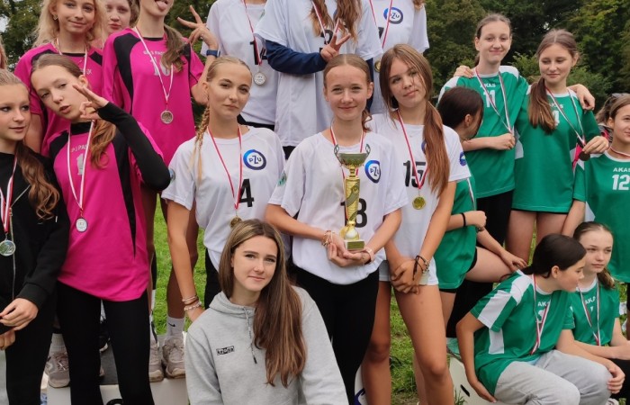   W Elbląskim Parku Miejskim Bażantarnia w czwartek 18 września odbyły się Mistrzostwa Powiatu Elbląskiego w Sztafetowych Biegach Przełajowych.
  Młodsza kategoria tj. klasy 4-6 biegała na dystansie 6x400m, natomiast starsza, klasy 7-8 dystans 6x800m.
  Znakomicie zaprezentowały się dziewczęta naszej szkoły, szczególnie starsza kategoria. 
 W stawce 17 szkół zarówno elbląskich, jak i szkół z powiatu elbląskiego nasze dziewczęta zajęły 1 miejsce z dużą przewagą nad drugą szkołą.
  Młodsza kategoria dziewcząt zameldowała się na mecie na 2 miejscu w stawce 7 szkół powiatu elbląskiego.
